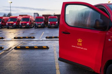 SwanSEA, WALES, İngiltere - 12 Aralık 2020: Kraliyet Posta Kırmızı Minibüsleri, İngiliz posta servisi ve kurye şirketi, paketler ve mektuplar
