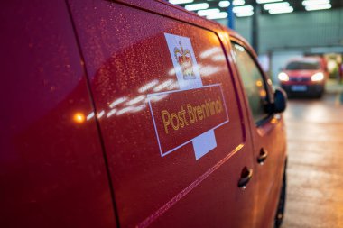 SwanSEA, WALES, İngiltere - 12 Aralık 2020: Welsh eşdeğeri Brenhinol posta levhası, İngiliz posta servisi ve kurye şirketi, paketler ve dünya çapında mektuplar getiren Kraliyet Posta Kırmızı Minibüsü
