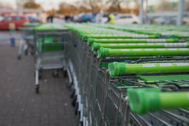 SwanSEA, İngiltere - 3 Ocak 2021: Süpermarketin dışındaki Asda alışveriş arabaları