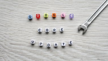 WARA, POLAND - 27 Ocak 2021: Google çekirdek güncelleme metni bir ingiliz anahtarı ile küp boncuk harfleri ile yapılır. Arama motoru optimizasyonu SEO, Google algoritma güncellemesi için Dijital Pazarlama terimi
