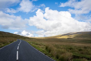 Brecon Beacons Ulusal Parkı, Carmarthenshire, Güney Galler, İngiltere 'deki tepelerde çitsiz boş yol.