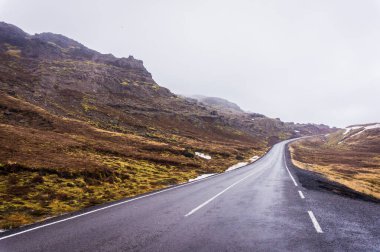 Krisuvik, Reykjanes Yarımadası yakınlarındaki karanlık boş İzlanda asfalt yolu