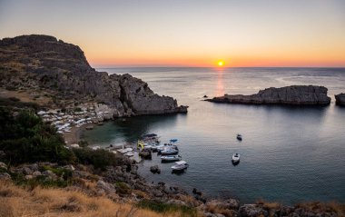 Saint Paul Körfezi Sahili, Lindos 'ta güzel gündoğumunda tekneleri olan, Rodos, Yunanistan