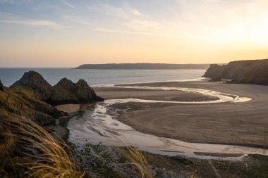 Günbatımında üç Cliff Körfezi ve Penard hapı nehri, Gower Yarımadası, Swansea, Güney Galler, İngiltere