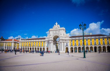 LISBON, PORTUGAL - 25 Mart 2017: Rua Augusta Kemeri ile Ticaret Meydanı veya Praca do Comercio güneşli bir günde, Lizbon, Portekiz