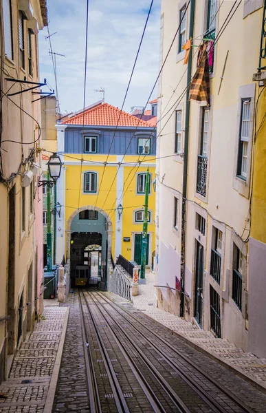 LISBON, PORTUGAL - 25 Mart 2017: Lizbon Füniküleri, Portekiz. Şehir merkezinin eski vintage binaları
