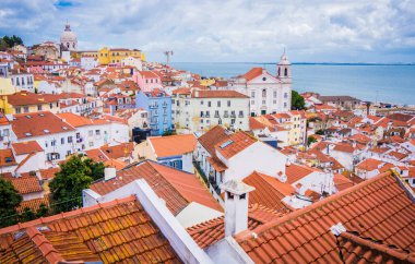 LISBON, PORTUGAL - 25 Mart 2017: Panoramik manzara eski geleneksel Lizbon şehri kırmızı çatılı, Saint Vicente de Fora Manastırı manzaralı, Alfama bölgesi