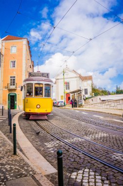 LISBON, PORTUGAL - 25 Mart 2017: Lizbon, Portekiz caddesinde 28 numaralı eski sarı vintage tramvay