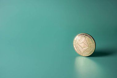 Ethereum kripto altın tek bir madeni para yeşil zemin üzerinde fotokopi alanı ile. Popüler kripto para birimi bayrağı