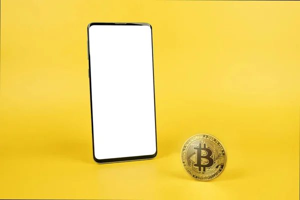 Smartphone Mit Weißer Attrappe Auf Dem Bildschirm Und Kryptowährung Bitcoin — Stockfoto