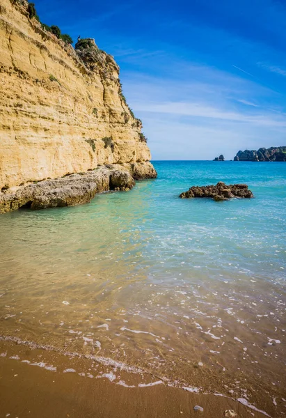 Cliffs Praia Dona Ana Sandy Beach Clear Blue Water Sunny — Fotografia de Stock