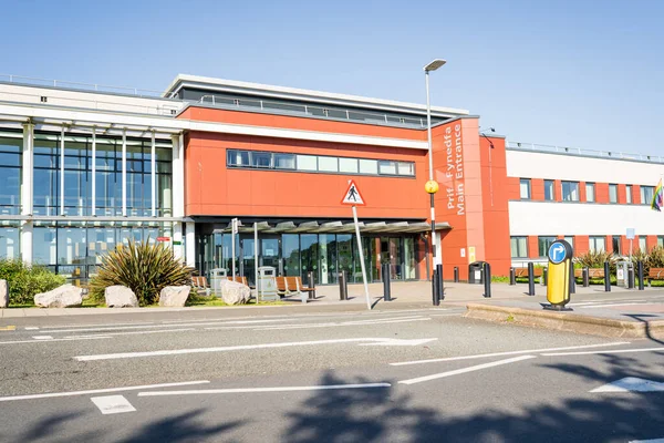 MORRISTON, İngiltere - 13 Haziran 2021: Swansea, Galler, İngiltere 'deki Morriston Hastanesi' nin ana girişi