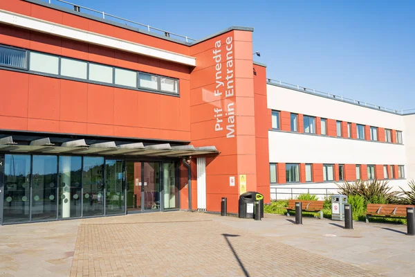 MORRISTON, İngiltere - 13 Haziran 2021: Swansea, Galler, İngiltere 'deki Morriston Hastanesi' nin ana girişi