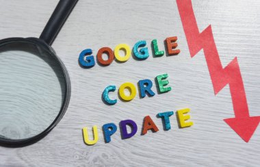 UYARI, POLAND - 26 Haziran 2021: Google çekirdek güncelleme metni kırmızı ok ve büyüteçle renkli harflerle. Arama motoru optimizasyonu SEO, Google algoritma güncellemesi için Dijital Pazarlama terimi
