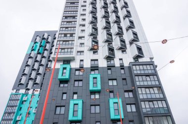 MINSK, BELARUS - 26 Haziran 2021: Novaya Borovaya veya New Bor bölgesi, modern apartman binaları Minsk, Belarus 'ta