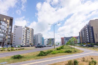 MINSK, BELARUS - 26 Haziran 2021: Novaya Borovaya veya New Bor bölgesi, modern apartman binaları Minsk, Belarus 'ta