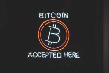Bitcoin burada kabul edildi. Kripto öncü neon işareti bir pencerede