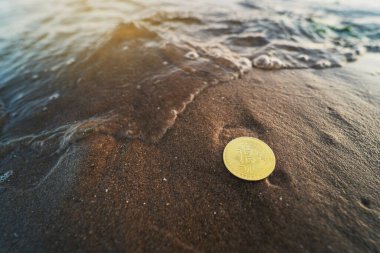 Suyun yanındaki kumda fotokopi alanı olan bitcoin..