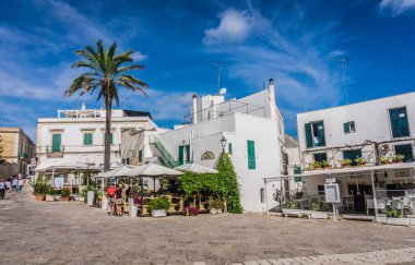 Otranto, Apulia, İtalya 'daki eski şehrin sokağı.