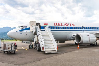 Belavia Belarus Havayolları Boeing uçağı Batumi havaalanında duruyor.