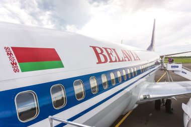 Belavia Belarus Havayolları Boeing uçağı kalkış, yakın çekim imzası