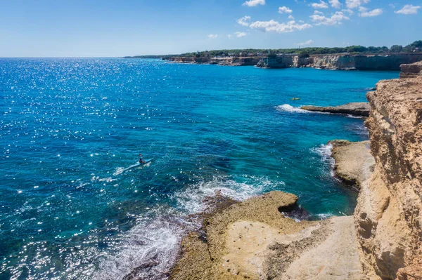 Torre Sant Andrea costa con kayak, Apulia, Italia — Foto de Stock