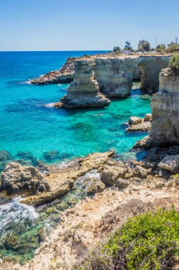 Torre Sant Andrea kayalık deniz manzaralı, Apulia, İtalya