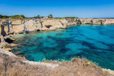 Torre Sant Andrea deniz kıyısı manzarası, Apulia, İtalya