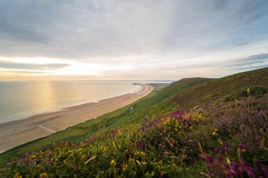 Rhossili plajı, gün batımında Rhossili Downs, Galler, İngiltere 'den