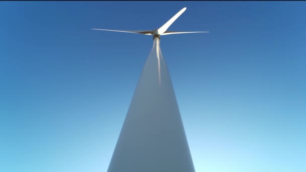 Vista inferior da turbina eólica com céu azul claro — Vídeo de Stock