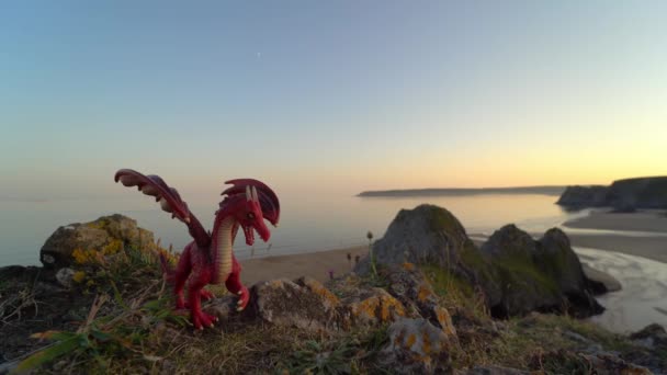 Czerwony smok z widokiem na zatokę Three Cliffs Bay o zachodzie słońca, Gower, Walia, Wielka Brytania — Wideo stockowe