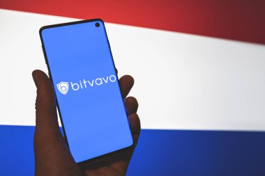 Hollanda bayrağı geçmişi olan Bitvavo simgesi telefonda