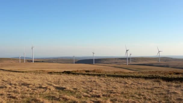 Větrné turbíny. Wind farm in Wales, UK. — Stock video