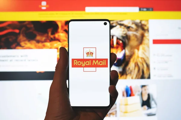 Royal Mail icon on phone with website background — 스톡 사진