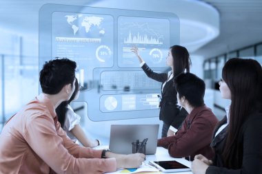 İş planı ve çözümler açıklayan girişimci