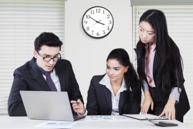 Tartışma işyerinde sahip girişimciler