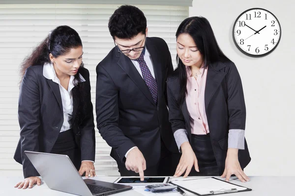 Business discussion in office with tablet — Stock Photo, Image