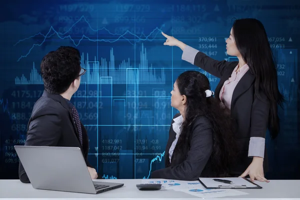 Businesswoman explaining financial statistics — Stock Photo, Image