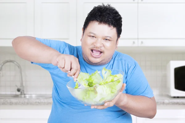 Vrolijke overgewicht persoon genieten van salade — Stockfoto