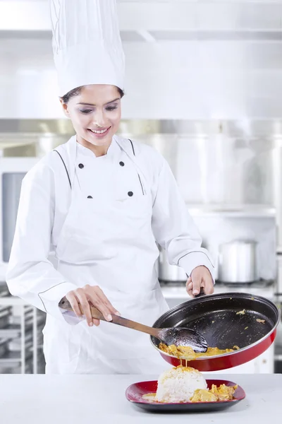 Chef Mujer Trabaja en Restaurante Cocina — Foto de Stock