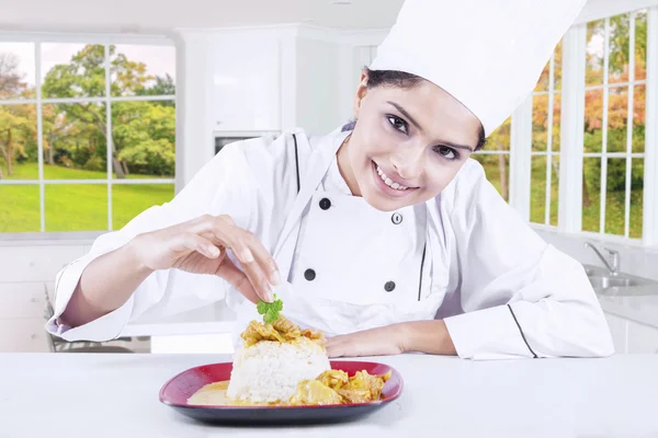 Kvinnliga kock garnering mat — Stockfoto