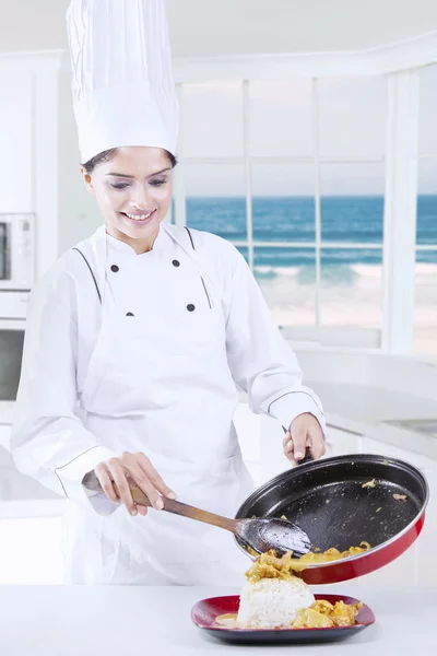 Femme chef préparant le repas — Photo