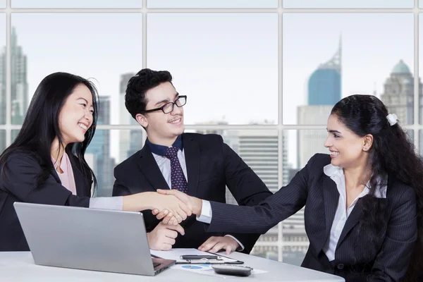 Lavoratrici che stringono la mano chiudendo un affare — Foto Stock