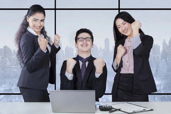 Lavoratori felici in ufficio — Foto Stock