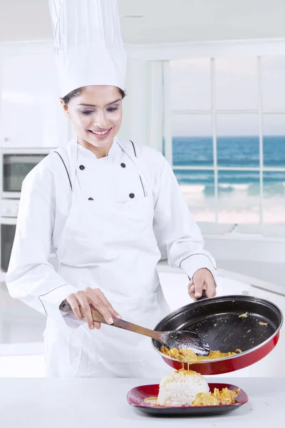 Indiase vrouw Chef voorbereiding van voedsel — Stockfoto