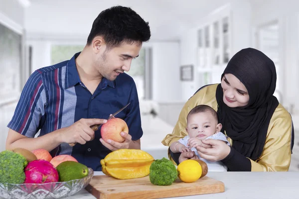 Man peels apple for his family — Stock Photo, Image