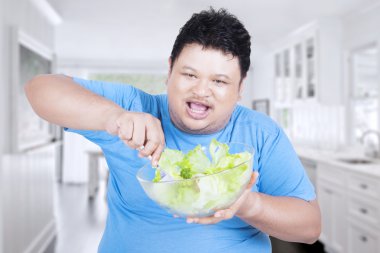 Kilolu genç adam marul yiyor