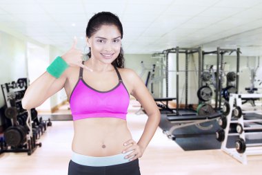 Çağrı jest vasıl jimnastik salonu ile güzel kadın