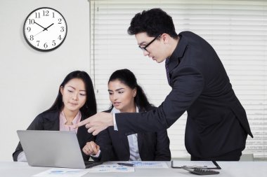 Üç işçiler ofiste planı yapma