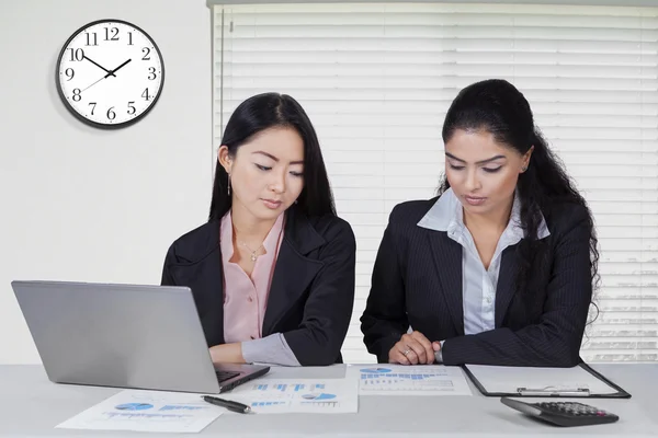 Twee vrouwelijke werknemers werken samen — Stockfoto